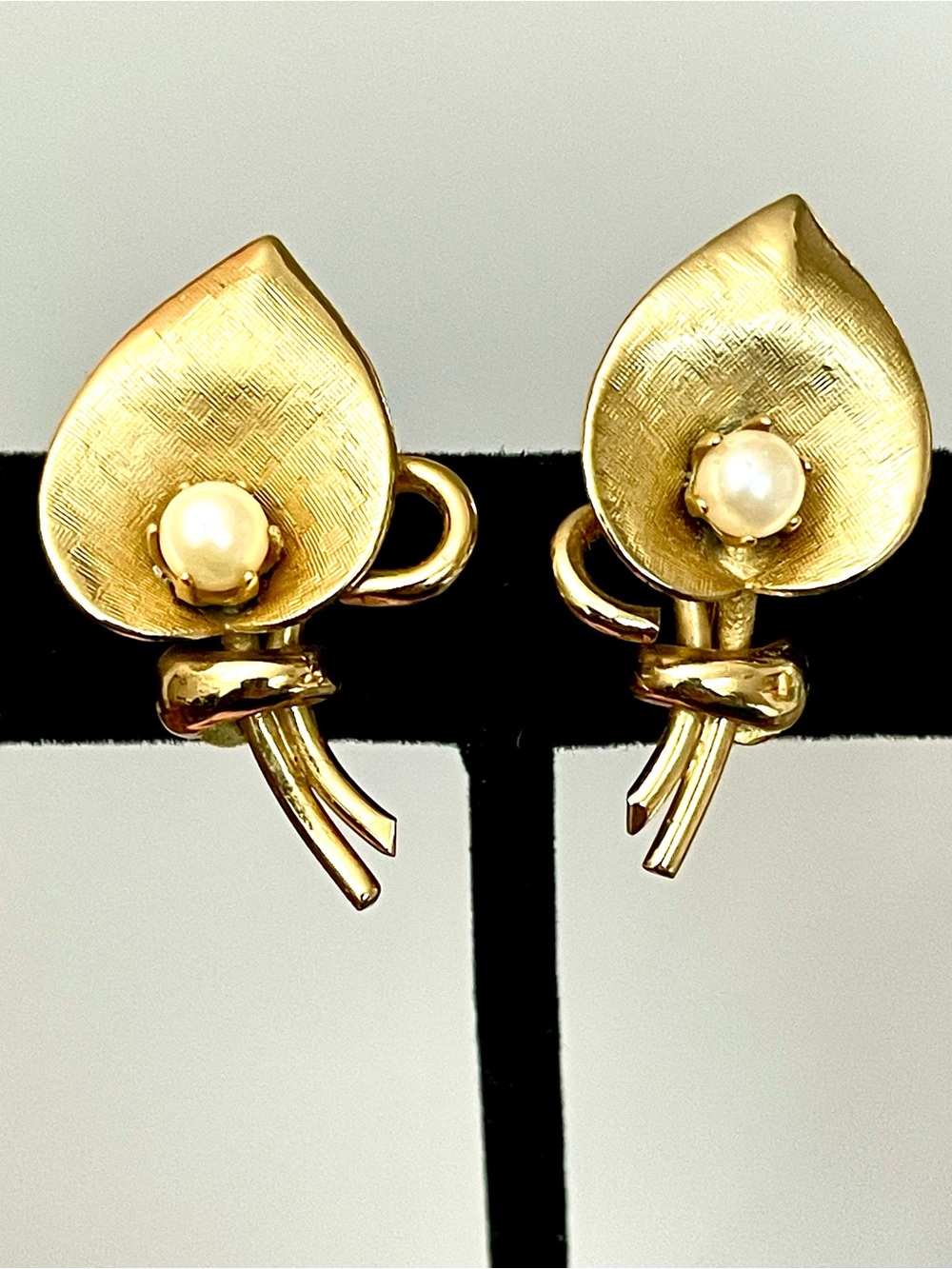 Vintage Calla Lily Pearl Clip Earrings Gold Tone Leaf MCM Flower Mod Retro 60s